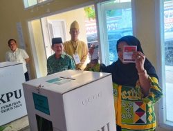 Nyoblos di TPS 5 Palapa Bareng Keluarga, Wali Kota Bandar Lampung Harapkan Partisipasi Pemilih Tinggi di Pilkada 2024