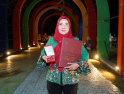 Walikota Eva Dwiana Raih Penghargaan Satyalancana Wira Karya di Palembang