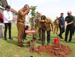 Jaga Keseimbangan Lingkungan, Pj. Gubernur Lampung Tanam Pohon di Ruas Tol Bakauheni-Terbanggi Besar