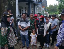 Walikota Eva Dwiana meninjau lokasi rumah yang hancur terkena longsor di Kelurahan Gedong Air