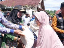 Bunda Eva Membagikan Bantuan ke Warga yang Terdampak Banjir di Sukamaju