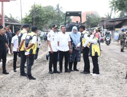 Wujud Nyata Komitmen Pemerintah Bangun Infrastruktur, Gubernur Rahmat Mirzani Awali Perbaikan Jalan di Kabupaten Pringsewu