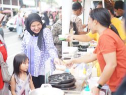 Walikota Bandar Lampung Eva Dwiana Bagikan Takjil Untuk Warga Bandar Lampung