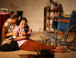 Teater Kurusetra UKMBS Pentaskan Kisah Inspiratif “Ratna Indraswari Kunang-Kunang”