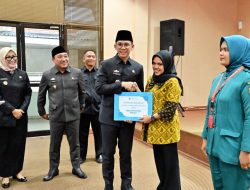 Tenaga Harian Lepas Sukarela (THLS) di lingkungan Pemerintah Kabupaten (Pemkab) Lampung Selatan tersenyum Lebar