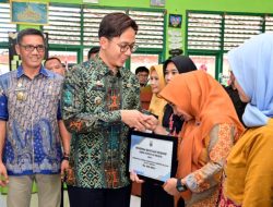 Bagikan Insentif 713 Guru Honorer di Kecamatan Natar, Bupati Egi Pinta Guru Tingkatkan Kualitas Pendidikan