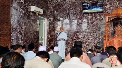 Bupati dan Wakil Bupati Lampung Selatan Salat Idulfitri 1446 Hijriah di Masjid Agung Kalianda, Ajak Jemaah Tingkatkan Rasa Syukur