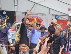 Bupati Lambar Parosil Mabsus Hipnotis Ratusan Sekura Dengan Lagu Layau