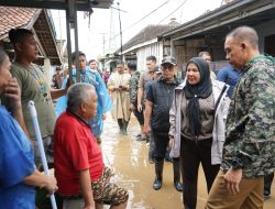 Walikota Bandar Lampung Eva Dwiana Meninjau Lokasi Terdampak Banjir di Kecamatan Panjang