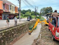 Cegah Banjir, Dinas PU Kota Bandar Lampung Keruk Saluran Air di Sejumlah Lokasi