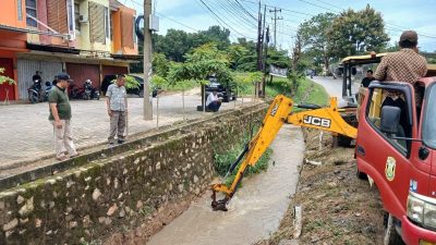 Cegah Banjir, Dinas PU Kota Bandar Lampung Keruk Saluran Air di Sejumlah Lokasi
