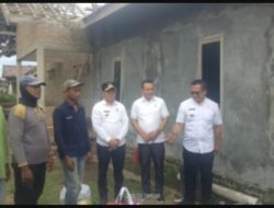 Anggota DPRD Lampung Selatan Bersama Dinas Sosial Salurkan Bantuan Untuk Korban Rumah Roboh