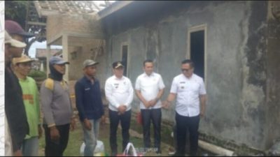 Anggota DPRD Lampung Selatan Bersama Dinas Sosial Salurkan Bantuan Untuk Korban Rumah Roboh