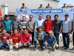 Pemkab Lampung Selatan Menyalurkan Bantuan Sembako Kepada Ratusan Karyawan PT San Xiong Steel Indonesia