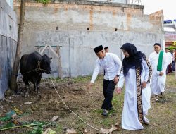 Walikota Bandar Lampung, Eva Dwiana bersama Forkopimda Kota Bandar Lampung melaksanakan sholat Idul Adha di Stadion Mini Way Dadi
