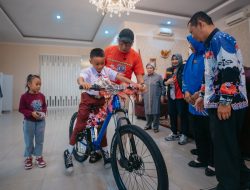 Aksi Viral Raihan Panjat Tiang Bendera, Gubernur Mirza Beri Hadiah Sepeda hingga Tabungan