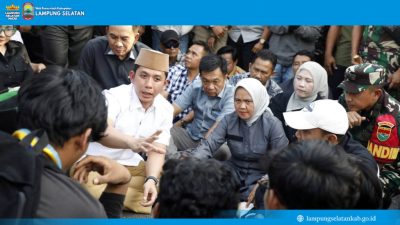 Potret Pemimpin Merakyat: Duduk di Aspal, Bupati Egi Serap Aspirasi Rakyat dengan Hati
