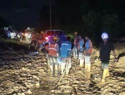 PLN UP3 Pringsewu Gerak Cepat Bersama Stakeholder Atasi Longsor di Tanggamus
