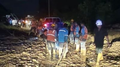 PLN UP3 Pringsewu Gerak Cepat Bersama Stakeholder Atasi Longsor di Tanggamus