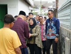 Walikota Bandar Lampung Hj Eva Dwiana Menyalurkan Bantuan Kepada Warga Yang Menjadi Korban Bencana Kebakaran