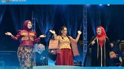 Busana Desainer Lokal Lampung Selatan Curi Perhatian di Lamsel Fest 2025, UKP Zita Anjani Tampil Memukau di Runway