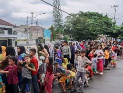 300 Takjil di Bangikan Kepada Warga, Meskipun Hujan, Aksi Berbagi Takjil TP. PKK dan DWP Provinsi Lampung Tetap di Serbu