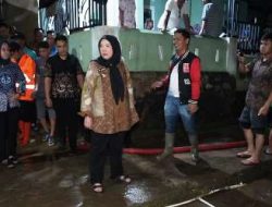 Walikota Bandar Lampung, Hj. Eva Dwiana Langsung Meninjau Lokasi Rumah Warga yang Terdampak Banjir di Kecamatan Way Halim