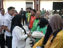 Bunda Eva Peduli Menyalurkan Bantuan Sosial Kepada Para Pengemudi Ojek Online (ojol) Sebagai Bentuk Kepedulian di Bulan Suci Ramadan