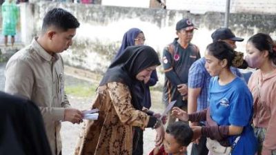 Peduli Warga Bunda Eva Dwiana Berikan Bantuan Kepada 750 Warga Terdampak Banjir Berupa Uang Tunai Sebesar Rp1 Juta Untuk Setiap Keluarga