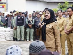Bunda Eva memberikan Bantuan Beras Untuk Membantu Meringankan Beban Masyarakat, Khususnya Dalam Memenuhi Kebutuhan Pokok Menjelang Hari Raya Idul Fitri