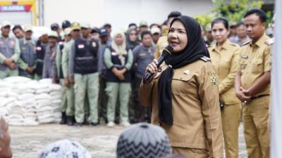 Bunda Eva memberikan Bantuan Beras Untuk Membantu Meringankan Beban Masyarakat, Khususnya Dalam Memenuhi Kebutuhan Pokok Menjelang Hari Raya Idul Fitri