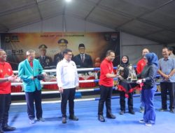 Wali Kota Eva Dwiana menghadiri pembukaan Kejuaraan Tinju Amatir yang digelar oleh Polresta Bandar Lampung di Lapangan Mapolresta Bandar Lampung