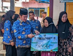 Bupati Dedi Irawan serahkan bantuan korban kebakaran dan pohon tumbang