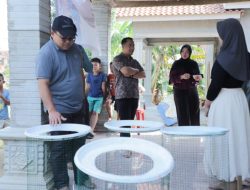 Tinjau KKN Pesibar, Warek Akademik Pastikan Edukasi Sampah oleh Mahasiswa Berjalan Efektif